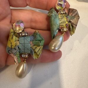 World map paper Mâché earrings. From the 1980s lightweight good condition.